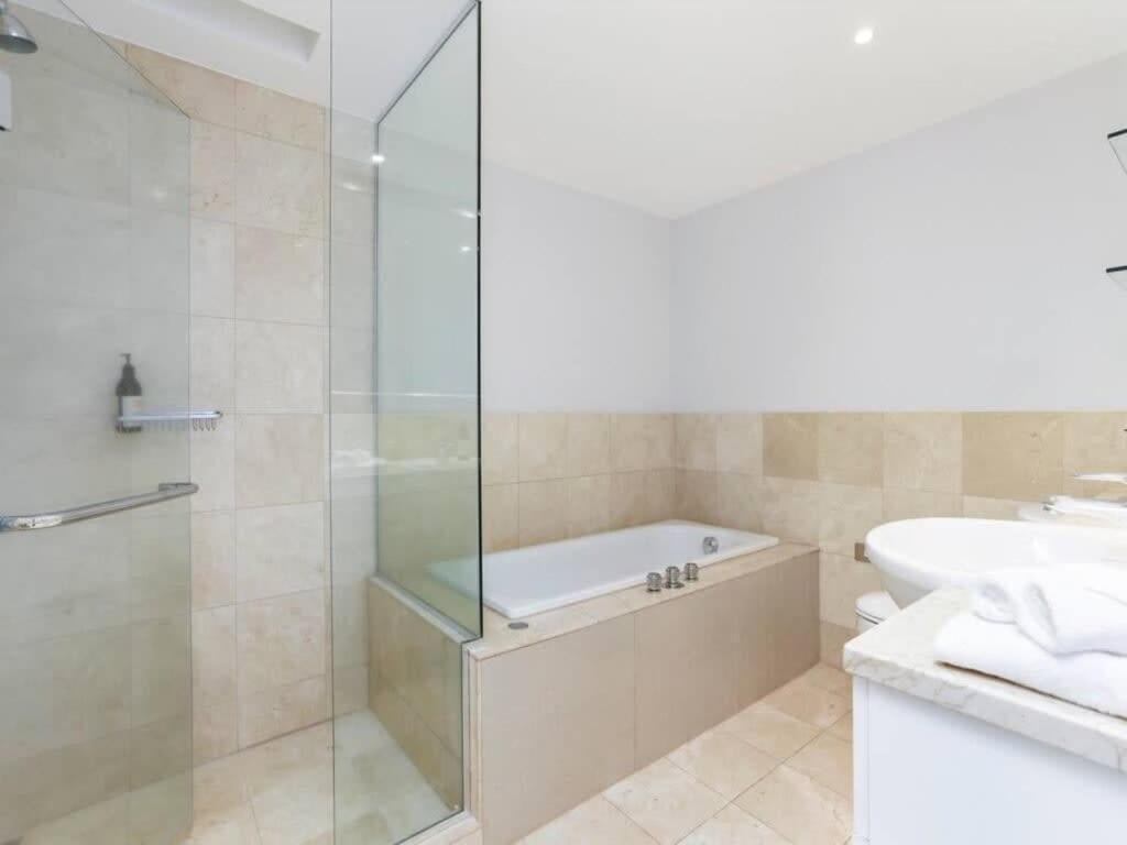 Bright One Bedroom Beauty With Balcony And Unbeatable Views โอ๊คแลนด์ ภายนอก รูปภาพ